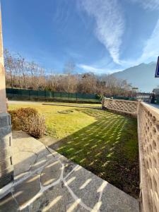 a park with a fence and a grassy field at Casa Alpea in Villadossola