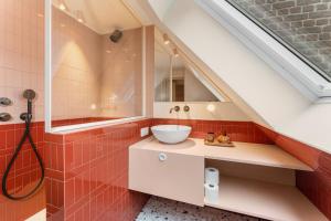a bathroom with a sink and a mirror at stijlvol appt met adembenemend uitzicht op het centrum van Ieper in Ieper