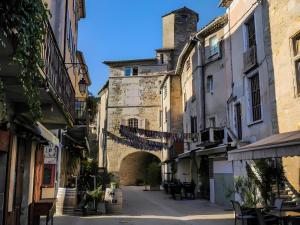 an alley in an old building with an archway at MAS Estrela Chambre Lo Nis in Bessèges