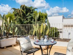 a patio with a table and chairs on a balcony at Corte Aragonese Suite Spa Privata in Veglie