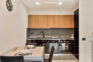 a kitchen with a table with chairs and a sink at Cà del Magra, TerreMarine in Santo Stefano di Magra