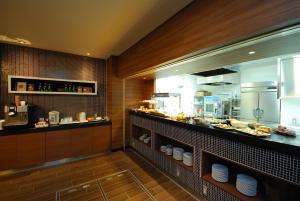 un restaurante cocina con buffet de comida en Sotetsu Fresa Inn Hamamatsucho-Daimon, en Tokio