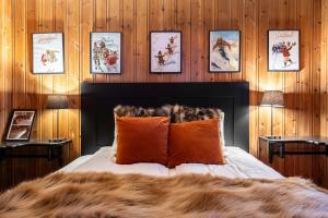 a bedroom with a bed and some pictures on the wall at TH589- Large ski-in out chalet in Trysilfjell with sauna, hottub in Hovi
