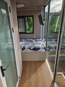 a small bed in the back of an rv at Halte aux randonneurs in La Possession