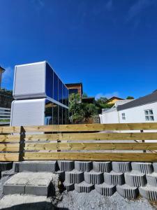 a wooden fence in front of a building at Halte aux randonneurs in La Possession