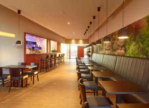a row of tables and chairs in a restaurant at Youth Hostel Beaufort in Beaufort