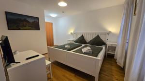 a small bedroom with a white bed in a room at Wirt zSeifriedswörth in Wurmsham