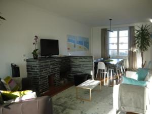 a living room with a couch and a fireplace at Maison Ville - Plage - Concarneau in Concarneau
