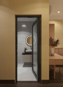 a bathroom with a glass door with a mirror at Voi Meo Vac Hostel & Breakfast in Mèo Vạc