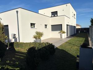a white house with a yard at Maison moderne Villa in Aulnat