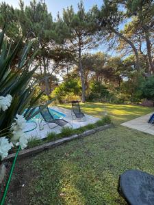 a backyard with a swimming pool with two swings at Casa Marina in Monte Hermoso