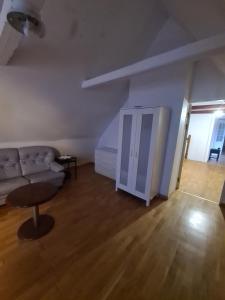 a living room with a couch and a table at Blu hus in Norra Kverrestad