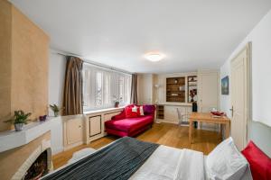 ein Wohnzimmer mit einem roten Sofa und einem roten Sessel in der Unterkunft Boël 5 studio in Genf
