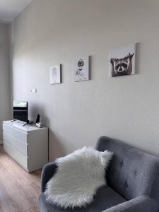 a living room with a couch with a white pillow at comfortable apartment in Vancouver +1 photo