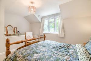 a bedroom with a bed and a window at 2 Bed in Peterstow oc-w33537 in Peterstow