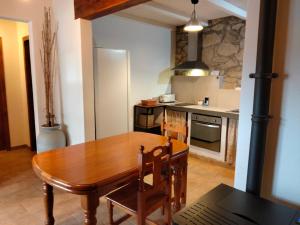 eine Küche mit einem Holztisch und einem Esszimmer in der Unterkunft Moixons in Calonge de Segarra