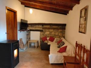 ein Wohnzimmer mit Sofa und Kamin in der Unterkunft Moixons in Calonge de Segarra