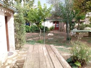 ein Garten mit einer Bank und einem Hund im Hof in der Unterkunft Moixons in Calonge de Segarra