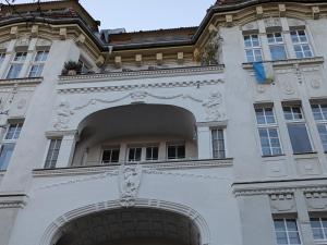 a white building with an archway in front of it at Unterkunft am Park in Berlin