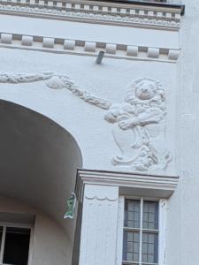 a white building with a statue on the side of it at Unterkunft am Park in Berlin