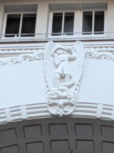 a stone angel on the side of a building at Unterkunft am Park in Berlin +15 photos