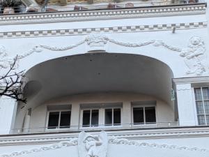 a building with an archway on the side of it at Unterkunft am Park in Berlin