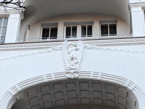 a white building with a door and a balcony at Unterkunft am Park in Berlin