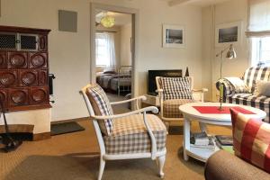 a living room with chairs and a table and a couch at Midlum- Finnegan, EG in Midlum