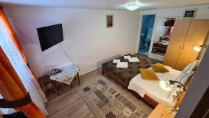 a small room with a bed and a mirror at Casa Andrei in Slănic-Moldova
