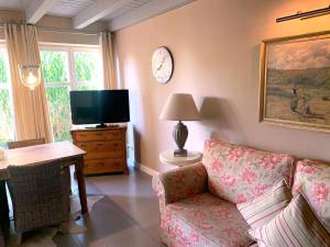 a living room with a couch and a tv at Bauernkate Seerose in Liepe