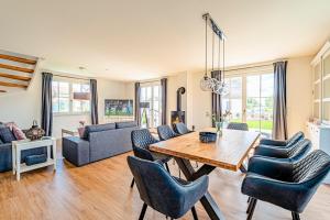 a living room with a wooden table and chairs at Kramerhof Rügenblick Nr 53 in Parow