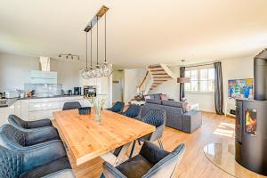 a kitchen and living room with a wooden table and chairs at Kramerhof Rügenblick Nr 53 in Parow