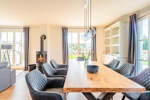 a living room with a wooden table and chairs at Kramerhof Rügenblick Nr 53 in Parow
