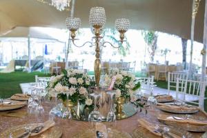 una mesa con una pieza central de flores en una tienda en Belurana River Manor, en Upington 165 fotos más
