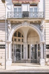 an entrance to a building with a balcony at Suite Cognac - International Palace - Jacuzzi in Vichy