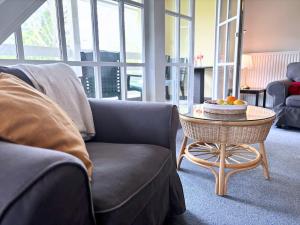 a living room with a couch and a table with fruit on it at Frederick Brückenblick in Wulfen auf Fehmarn