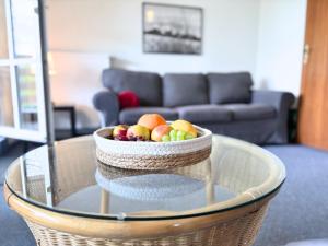 a bowl of fruit sitting on top of a glass table at Frederick Brückenblick in Wulfen auf Fehmarn