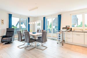 a kitchen and dining room with a table and chairs at Kramerhof Ferienhaus Luv und Lee in Parow