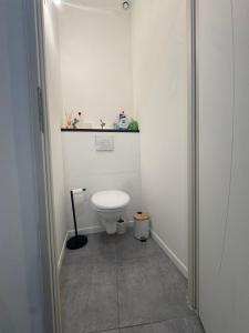 a small bathroom with a toilet in a room at Blue house in Saint-Gilles