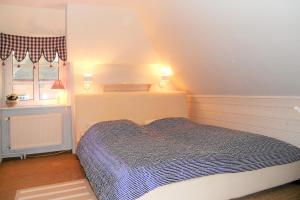 a bedroom with a bed and a window at Midlum- Peppin, OG in Midlum +16 photos