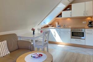 a living room with a table and a kitchen at MS Störtebecker, Sandwall in Wyk auf Föhr