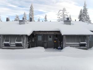 a cabin with snow on the roof at TunturinTähti in Syöte