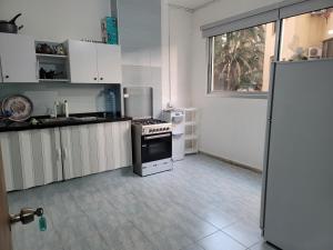 eine Küche mit Herd und Kühlschrank in der Unterkunft Odan Apart in Beirut
