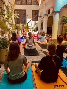 a group of women sitting in a yoga class at Hostel Cultural Pata y Perro in Tarija