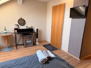 a room with a bed and a television and a table at daroomz in Gloggnitz