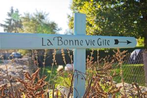 a sign that says la bonne vue cite at La Bonne Vie Gite in Chaunay