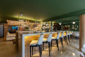 a bar with a row of chairs in a restaurant at Berthas Collection By EM Hotels in Cartagena de Indias