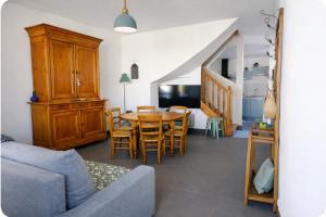 a kitchen and dining room with a table and chairs at Maison spacieuse au coeur du Centre - Plage à pied in Luc-sur-Mer