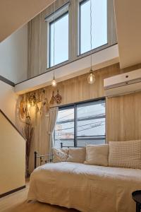 a bedroom with a bed and a large window at 宿 花甜 in Osaka