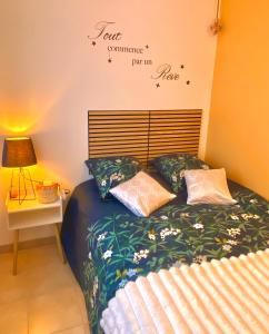 a bedroom with a bed and a table with a lamp at Aéroport à pied, Escale 25 in Tillé